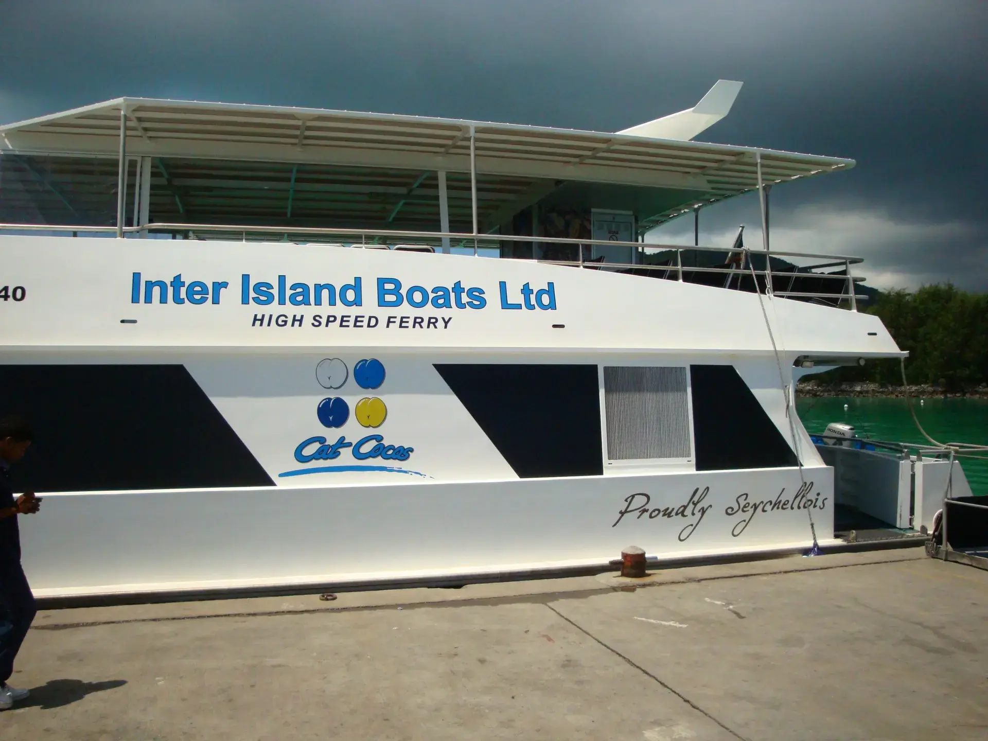 Cat Cocos vessel exterior